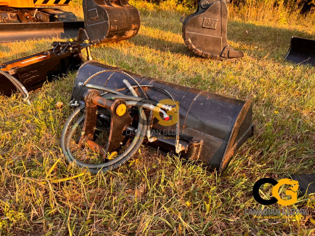 Grading bucket — wide, flat cutting edge