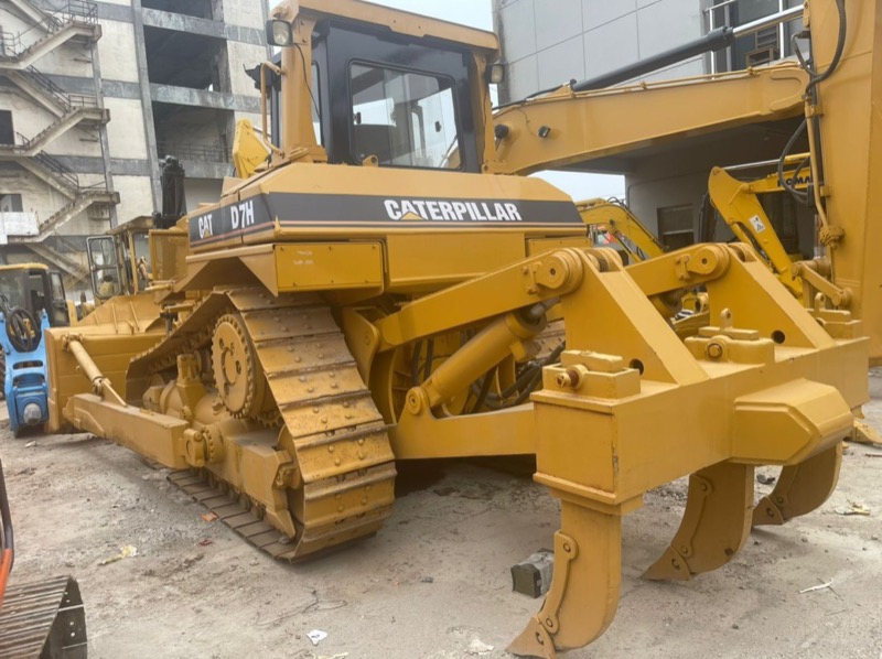 CAT D7H Bulldozer