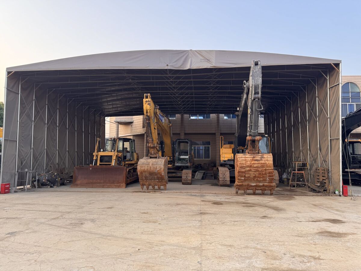 Retractable canopy shelter protecting machines during refurbishment